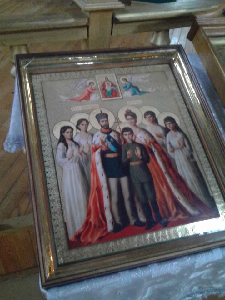 В одной из церквей Чернигова люди молятся царской семье и "отечеству"